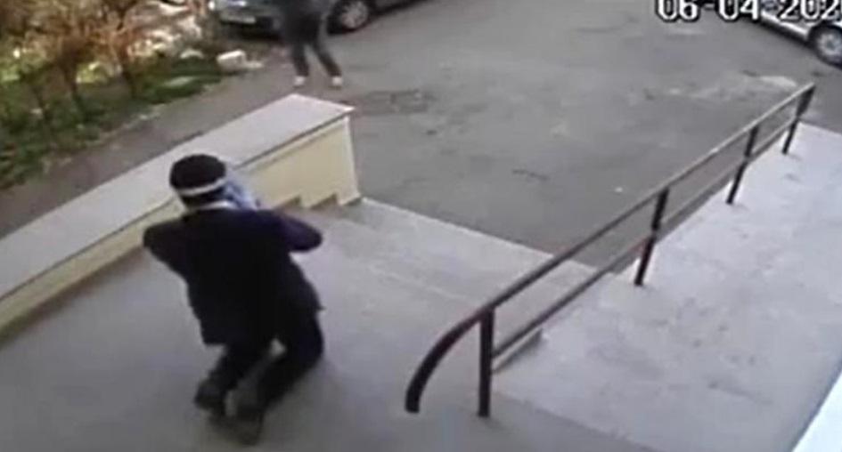 Răsturnare de situație &icirc;n cazul directorului SGA Suceava surprins &icirc;n timp ce se ruga &icirc;n fața instituției. Motivul pentru care a regizat totul: &rdquo;&Icirc;i dădea indicații fotografului!&rdquo;