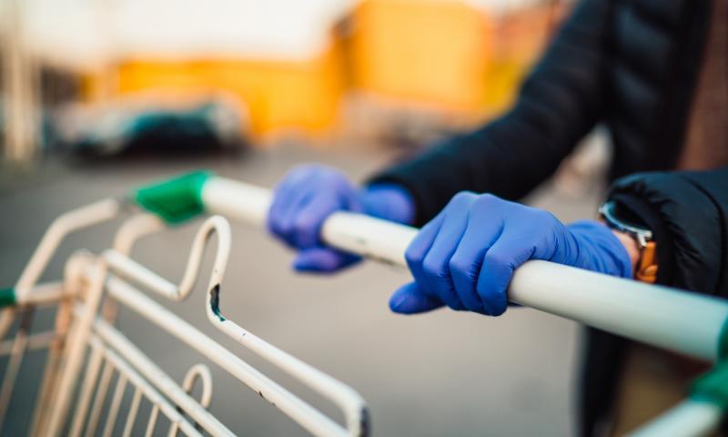 Ne dezinfectăm alimentele cumpărate de la magazin? C&acirc;t de utile sunt măștile și mănușile? Răspunsul specialiștilor