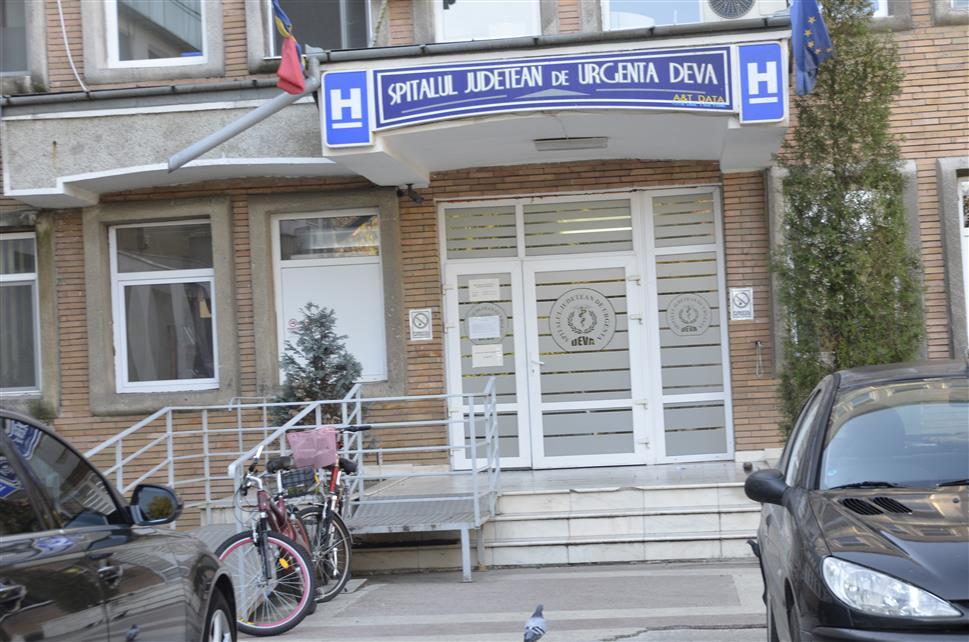 &bdquo;Tatăl meu este &icirc;n spital. Nu se ocupă nimeni de el. Vă rog din suflet să &icirc;l ajutaţi&rdquo; Apelul disperat al unei tinere din Deva