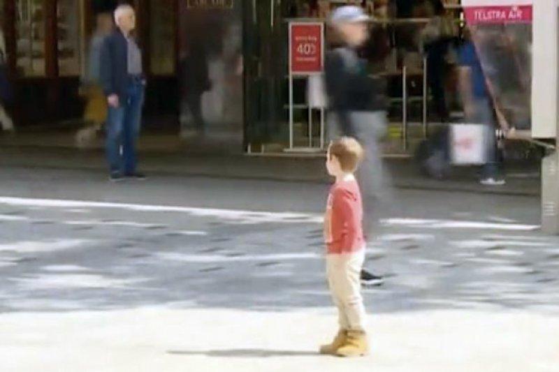 N-a mai suportat dorul! Un băiețel de cinci ani a fugit de acasă pentru a-și &icirc;mbrățișa mama. Femeia lucra &icirc;ntr-un spital &icirc;n Italia de 30 de zile