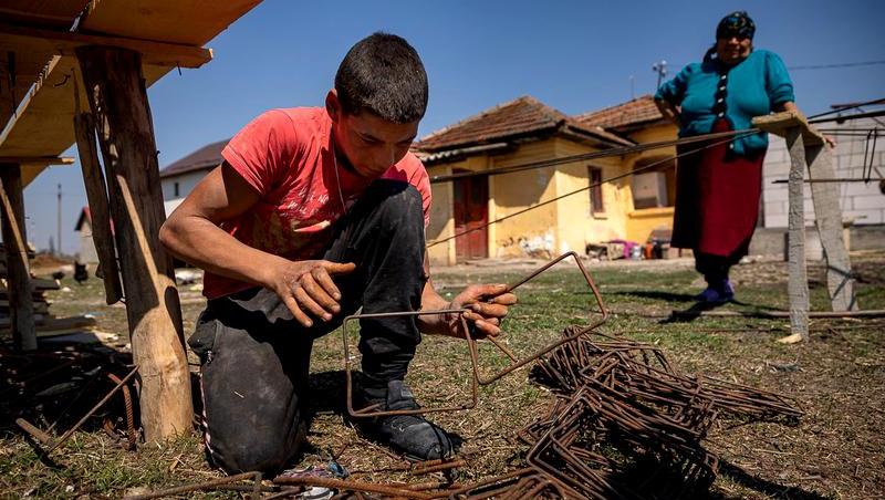 Georgică, băiatul de 16 ani care își construieșyte singur o casă