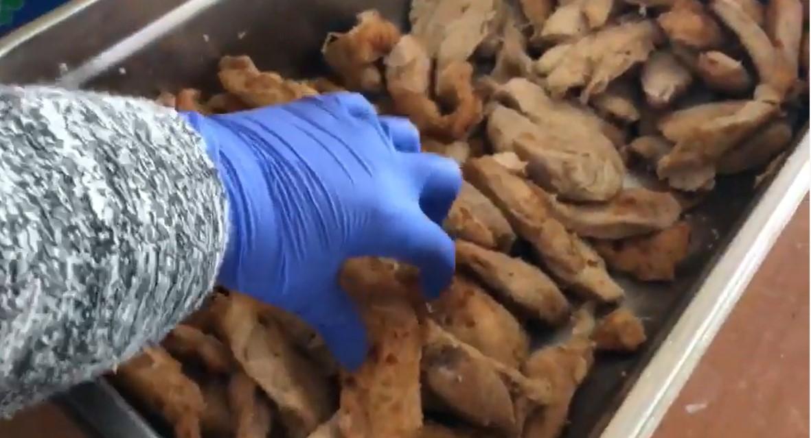 M&acirc;ncare expirată, servită oamenilor din centrele de carantină. Ce au mai descoperit inspectorii de la Protecția Consumatorilor-VIDEO