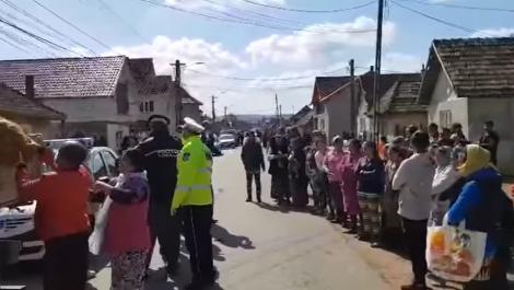 Înghesuială pentru alimente în județul Sălaj. Primarul a împărțit cartofi și pâine localnicilor care nu respectau măsurile de prevenție-VIDEO