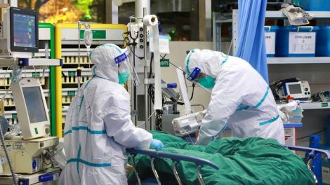 O asistentă medicală a murit la 28 de ani după ce a fost confirmată pozitiv pentru coronavirus. Femeia era însărcinată