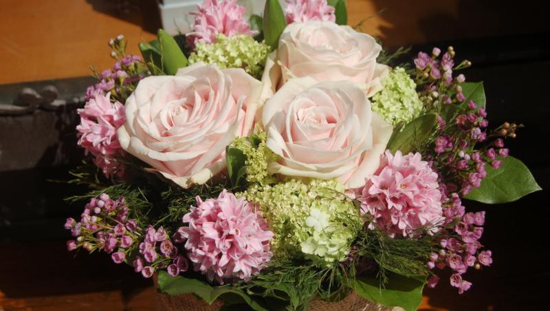 Atunci cand #staiacasa, o florarie online poate aduce primavara in preajma ta