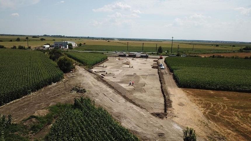 Timişoara: Peste 100 de morminte, locuinţe din trei epoci, monede şi podoabe au fost descoperite de arheologi pe şantierul Centurii de Sud