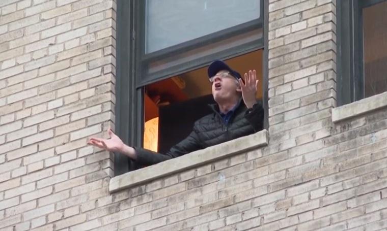 La New York, locuitorii aflaţi &icirc;n izolare c&acirc;ntă melodia dedicată oraşului de Frank Sinatra  pentru a mulţumi cadrelor medicale