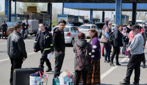 Românii se întorc acasă de Paște, în ciuda restricțiilor. Mii de persoane au trecut vama în ultimele 24 de ore