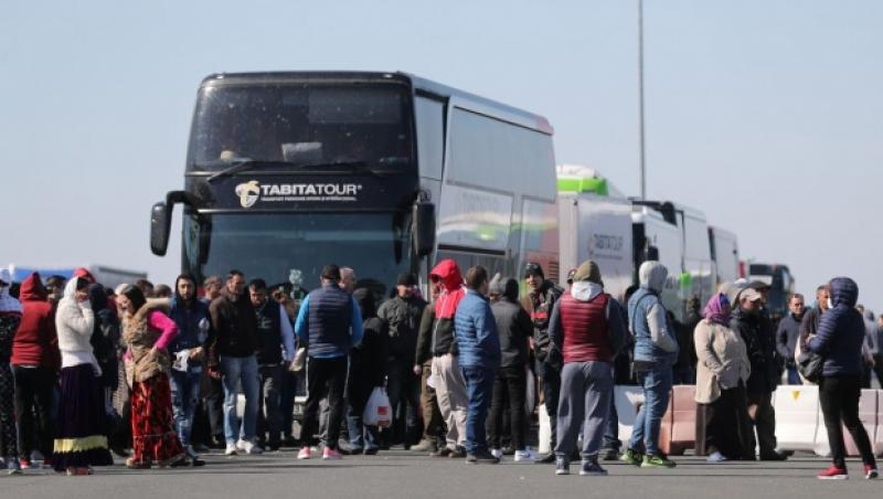 Românii se întorc acasă de Paște, în ciuda restricțiilor. Mii de persoane au trecut vama în ultimele 24 de ore