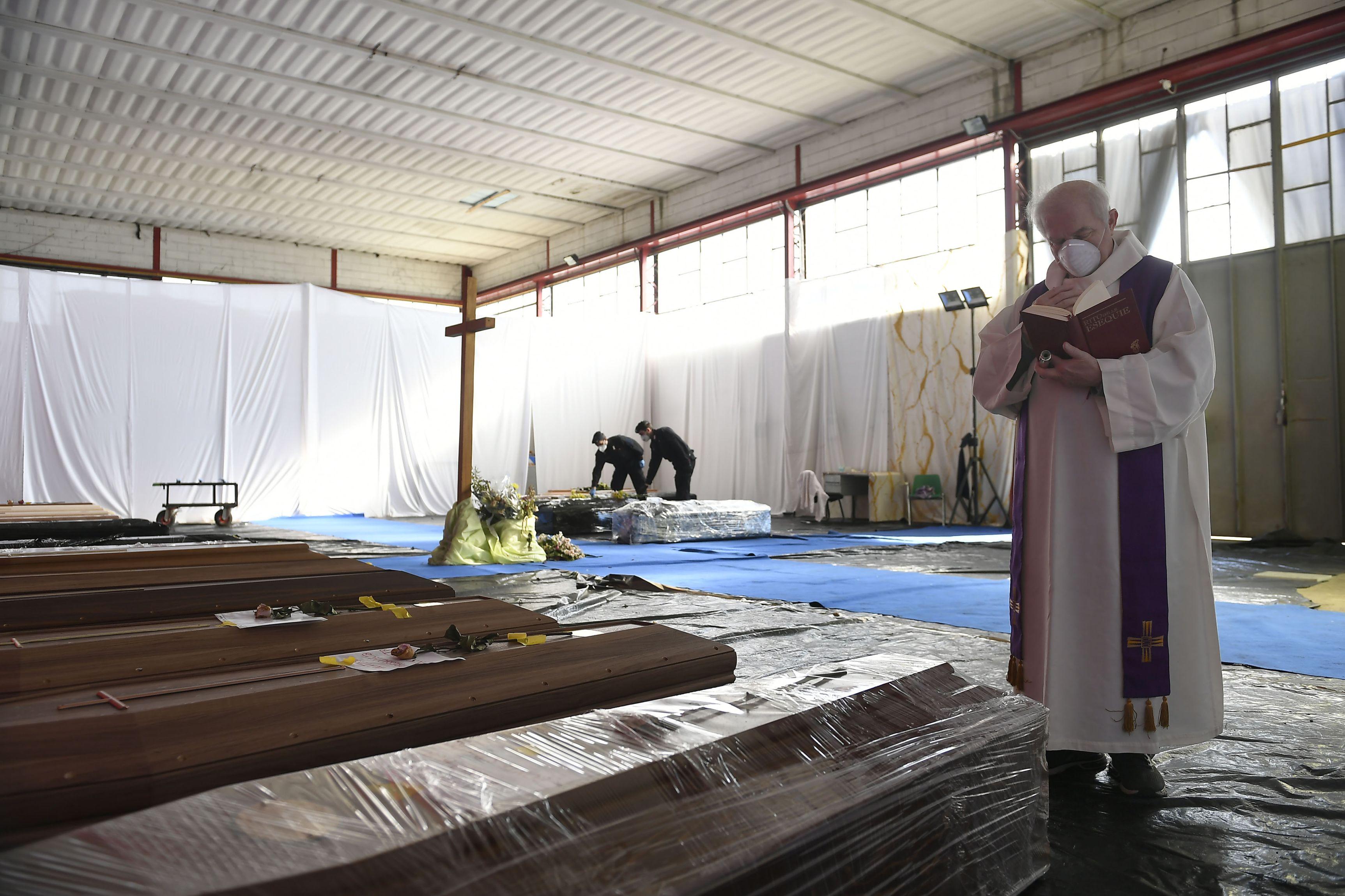 Spaniolii &icirc;și pl&acirc;ng fără oprire morții. Sunt peste 20.000 de decese din cauza Covid-19, iar numărul lor continuă să crească