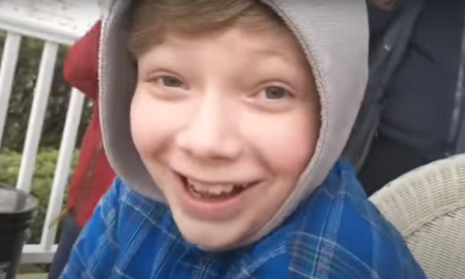 Un tată și-a &bdquo;reclamat&rdquo; copilul de 12 ani la Poliție. &Icirc;n doar c&acirc;teva minute, casa le-a fost &icirc;nconjurată de mașini cu girofar. Puștiul a primit surpriza vieții - VIDEO