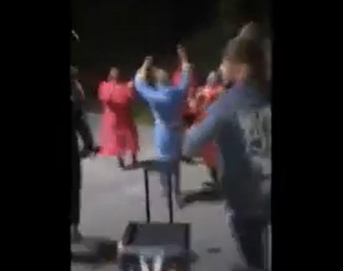 Manele, dansuri și petrecere printre morminte, &icirc;ntr-un cimitir din D&acirc;mbovița! &bdquo;Să danseze şi morţii, bă! Daţi distribuire acolo!&rdquo;
