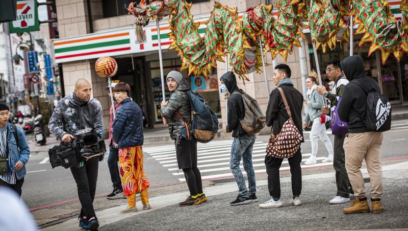 Concurenții din sezonul 3 Asia Express au plimbat dragonul printr-un oraș din Taiwan