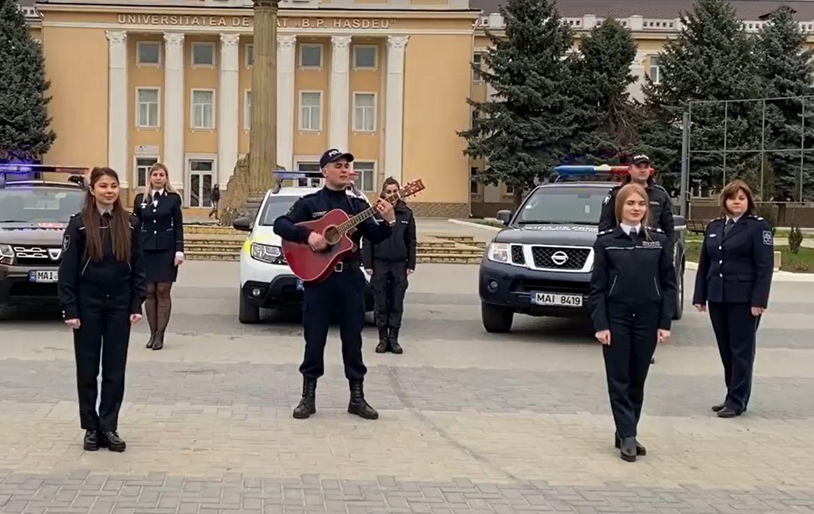 Polițiștii din Moldova, prevenție cu c&acirc;ntec: &bdquo;Stai acasă căci viața e frumoasă!&rdquo;