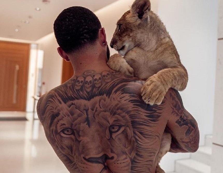 Memphis Depay, criticat după ce s-a fotografiat &icirc;n casă cu o felină