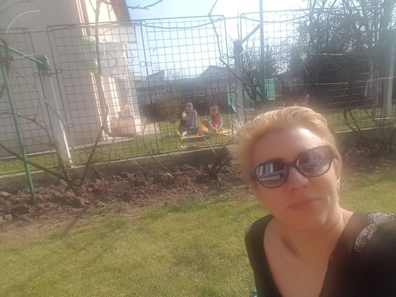 Drama unei mame din Capitală: "Sunt medic, fac gărzi și &icirc;mi văd copiii prin geam. Fetița mea cea mică pl&acirc;ngea și mă implora să &icirc;mi atingă m&acirc;na"