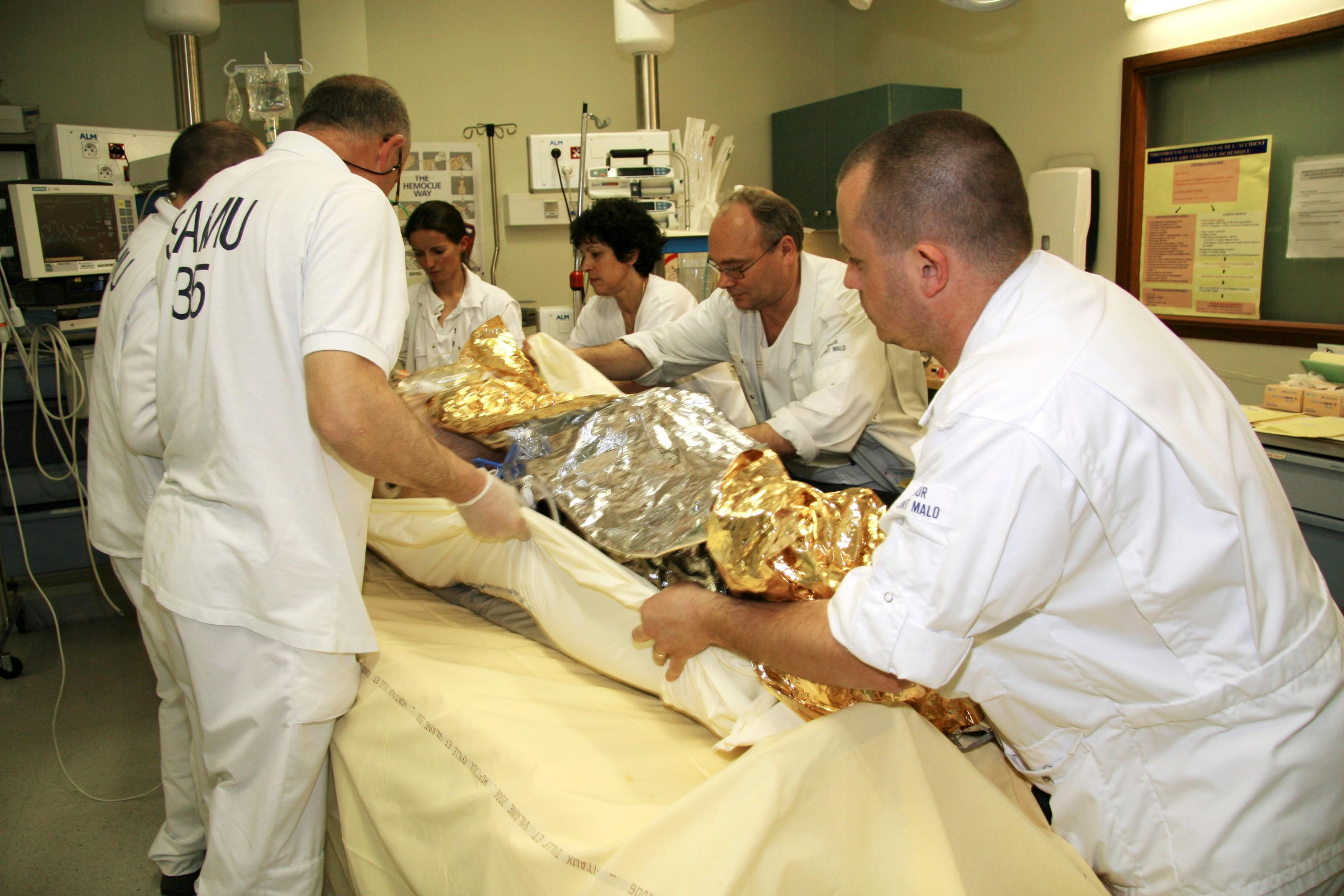 Un medic infectat cu noul coronavirus a băut o substanță ce l-ar fi putut omor&icirc;. Greșeala uriașă a fost făcută chiar de soția lui, internată &icirc;n același salon