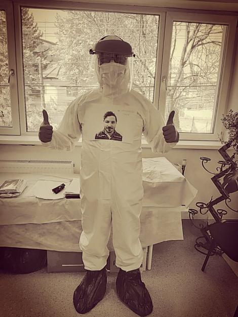 Un medic din Timișoara și-a lipit fotografia de echipamentul de protecție pentru ca bolnavii să-i vadă chipul. Imaginea face furori pe Facebook: ”Bravo, doctore!”