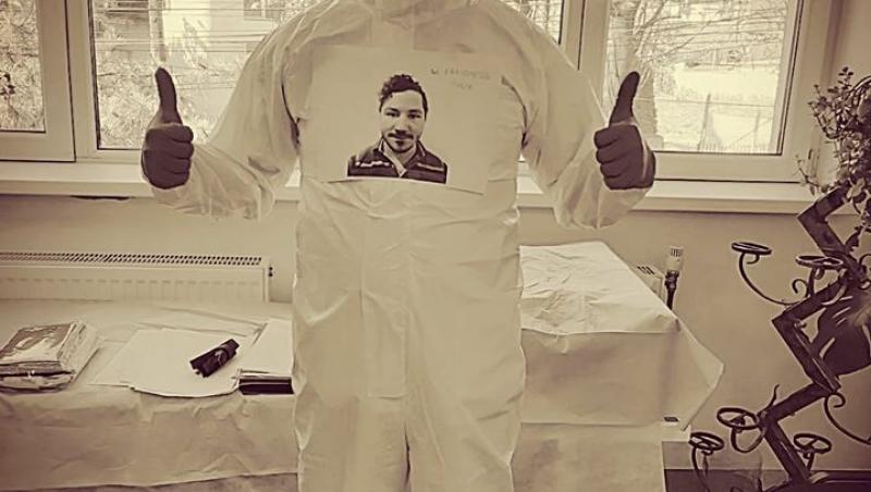 Un medic din Timișoara și-a lipit fotografia de echipamentul de protecție pentru ca bolnavii să-i vadă chipul. Imaginea face furori pe Facebook: ”Bravo, doctore!”