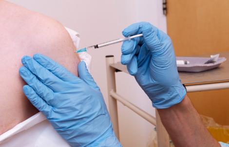 Care sunt efectele secundare ale vaccinului anti-coronavirus. Simeon, primul om imunizat, a rupt tăcerea: „Au durat câteva zile”