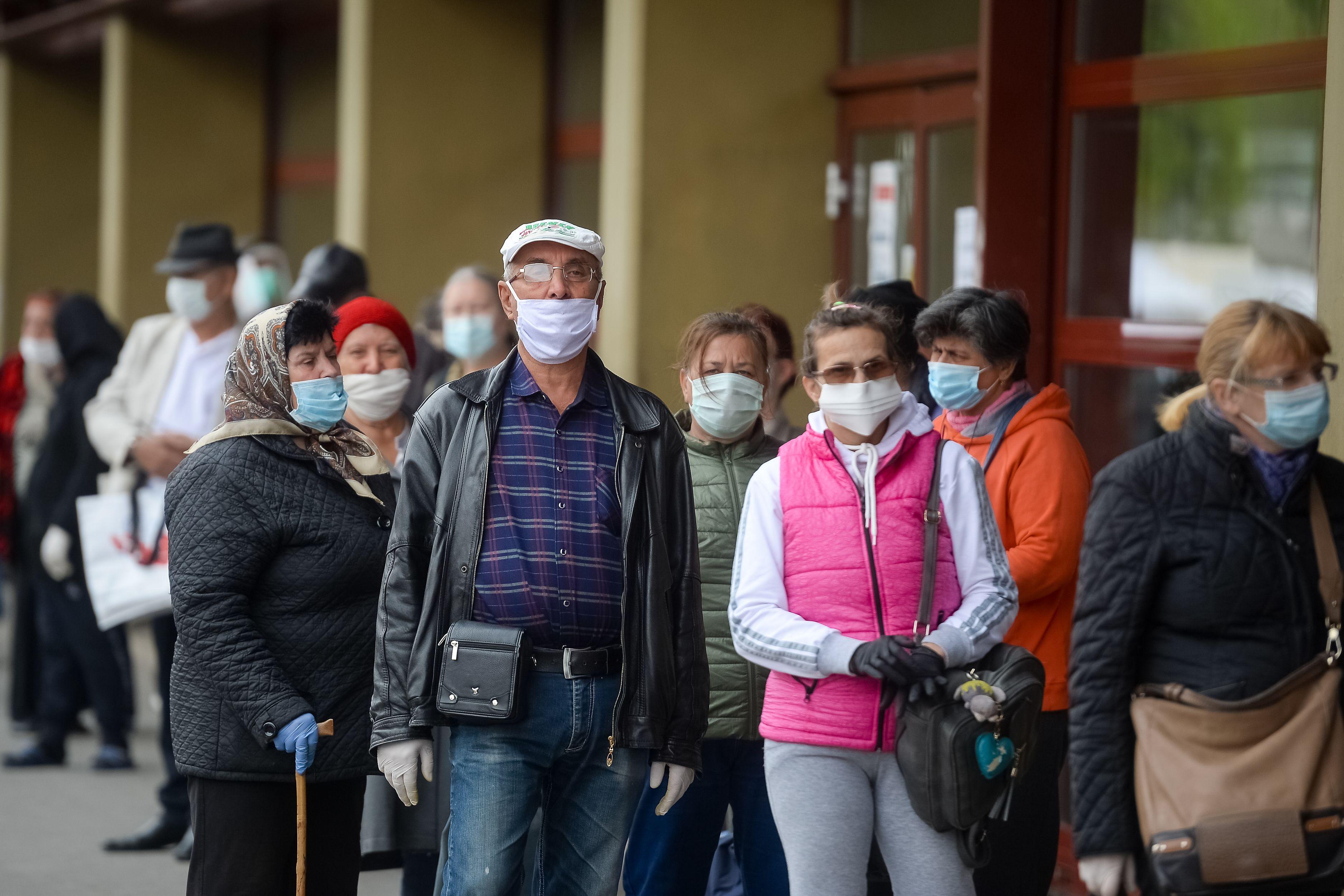 Proiect de lege: Fiecare rom&acirc;n primește gratis 30 de măști de protecție. C&acirc;t ar putea costa o bucată, după 15 mai