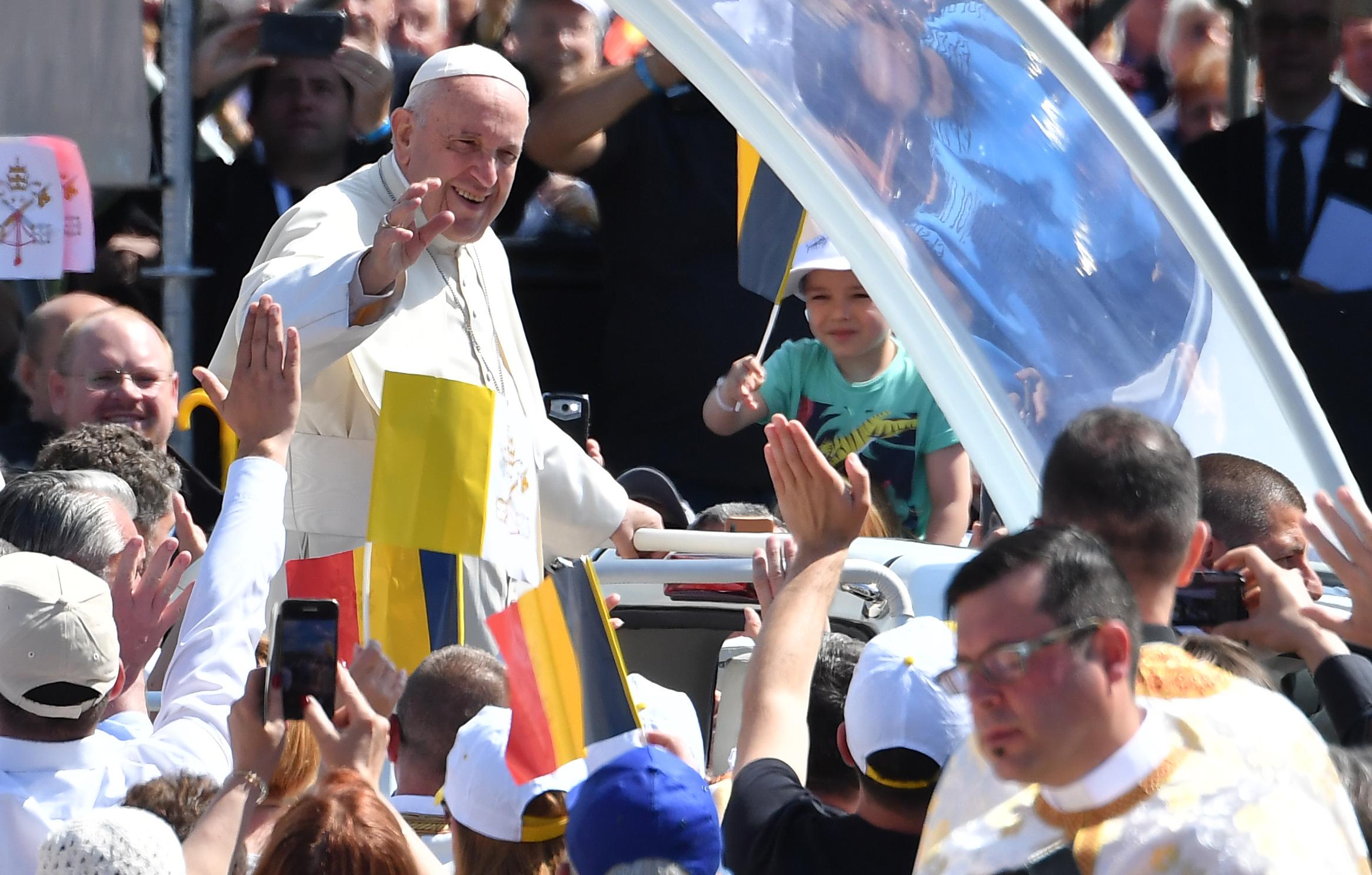 De ziua sa de nume, Papa Francisc a făcut un cadou extraordinar bolnavilor de COVID-19 din Rom&acirc;nia: &bdquo;O &icirc;mbrățișare din partea Sf&acirc;ntului Părinte&rdquo;