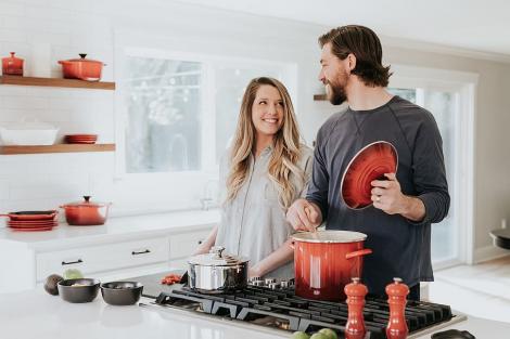 4 activități de cuplu pe care le puteți face în casă