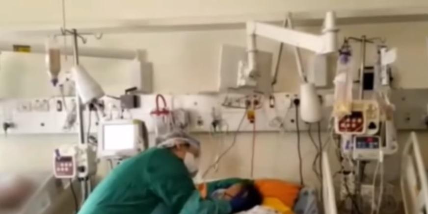 Momentul sf&acirc;șietor &icirc;n care o femeie infectată cu noul coronavirus e vizitată de fiica ei: &rdquo;Suntem l&acirc;ngă tine!&rdquo; E prima oară &icirc;n lume c&acirc;nd e permisă vizita unui bolnav de COVID-19