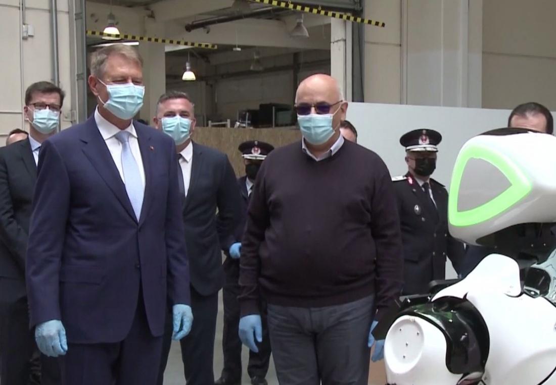 Klaus Iohannis a stat "de vorbă" cu roboțelul "Escu", asistent la spitalul modular Covid 19. Mașinăria i-a dat asigurări că "totul va fi bine"!
