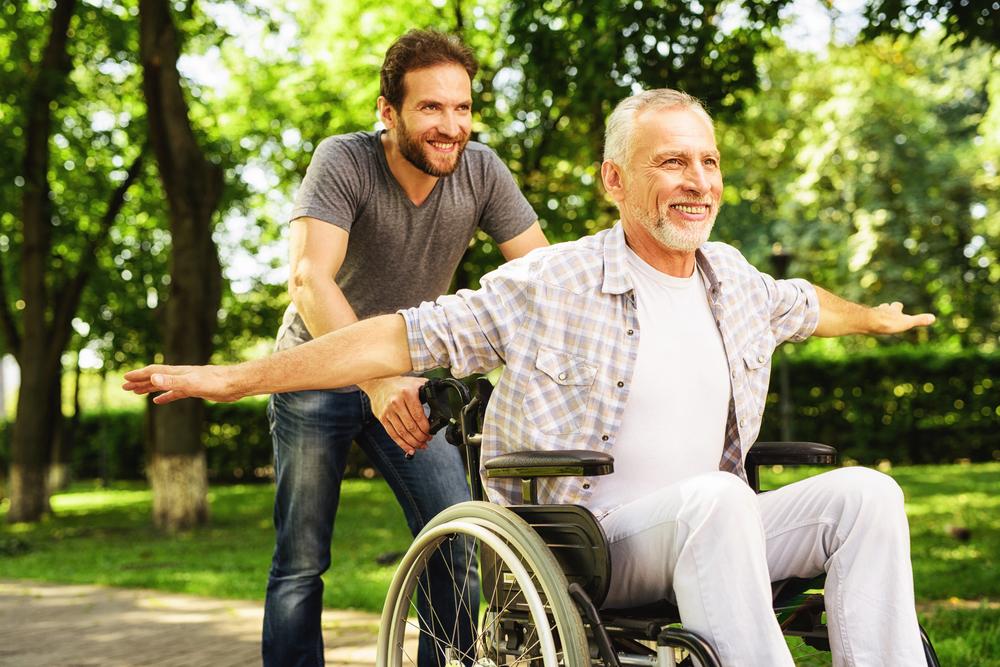 De ce este nevoie să avem grijă de persoanele vârstnice din jurul nostru: cum ne ajută pe noi și cât de important este pentru ele