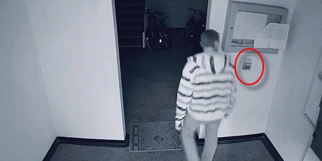 T&acirc;năr filmat c&acirc;nd gustă dezinfectant şi fură recipientul montat &icirc;ntr-o scară de bloc din Suceava. Primar: "&Icirc;l recunoașteți?" - VIDEO