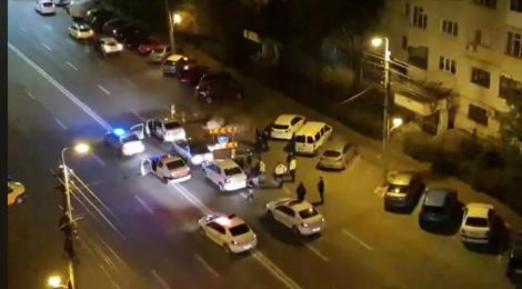 Urmărire pe străzile Constanţei pentru oprirea unei maşini care transporta un utilaj voluminos, după ce şoferul a fugit la vederea poliţiştilor. Două maşini de poliţie au fost avariate
