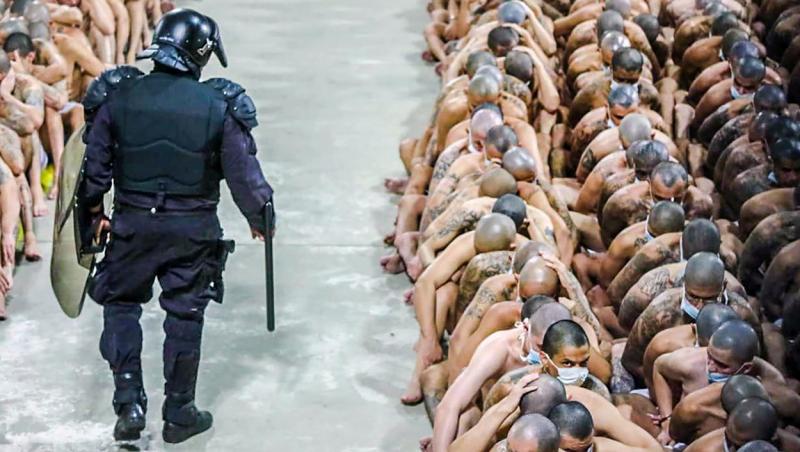 Protecție împotriva COVID-19? Nu și pentru ei! Deținuți din El Salvador, îngrămădiți, la pământ, aproape goi! Imagini tulburătoare! FOTO