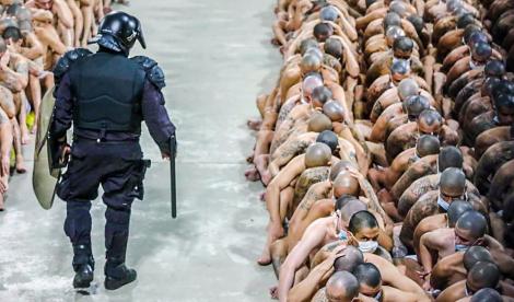 Protecție împotriva COVID-19? Nu și pentru ei! Deținuți din El Salvador, îngrămădiți, la pământ, aproape goi! Imagini tulburătoare! FOTO