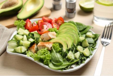 Cu ce putem combina clasica salată verde cu legume, pentru un plus de gust și sățietate