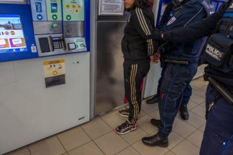 E de r&acirc;s! Au plecat la furat cu declarația pe propria răspundere. Au uitat foaia la locul faptei și au fost prinși de poliție la scurt timp după jaf