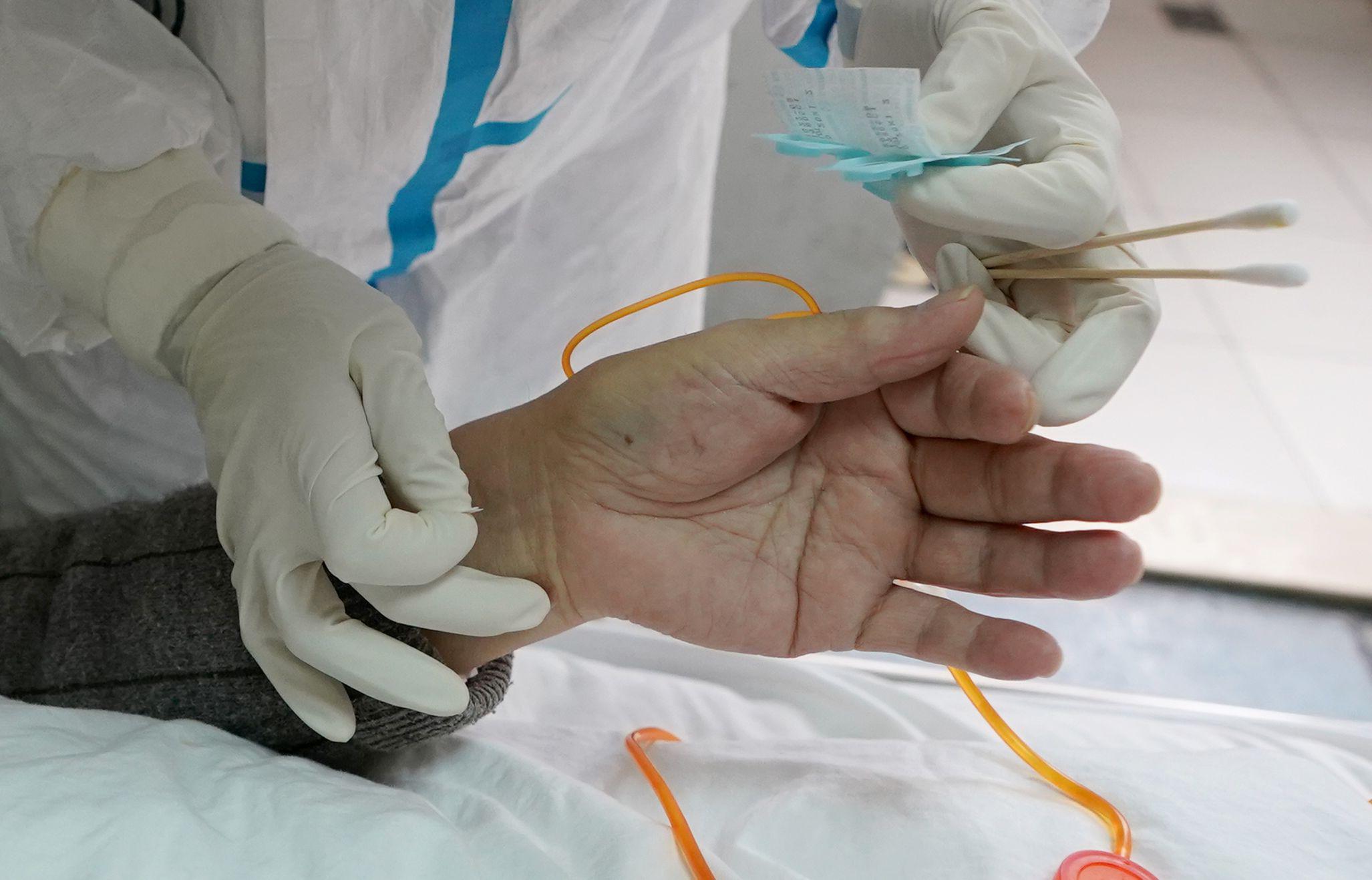 Atenție, bărbații fac o formă mai gravă a coronavirusului! Rata de mortalitate este de 2,5 ori mai mare dec&acirc;t cea a femeilor