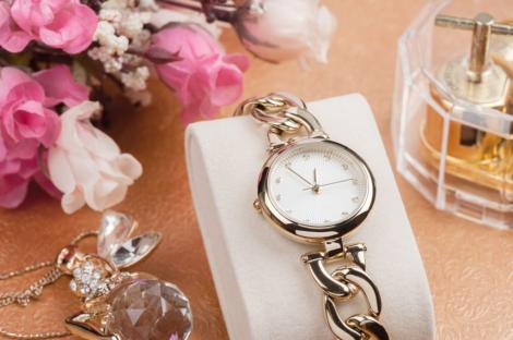 Ceasuri de damă stil brățară: reguli de curățare și întreținere a accesoriilor bijuterie