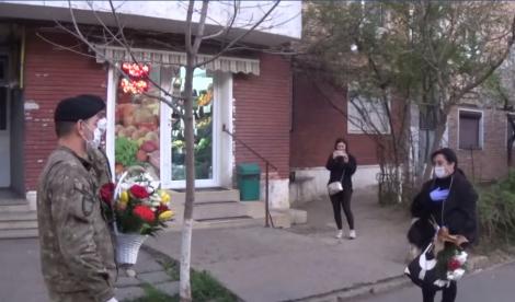 „În numele lor, ne cerem scuze, Mihaela!” Militarii au mers acasă la asistenta de la Galați, umilită de vecini pentru că îngrijește bolnavi cu coronavirus - VIDEO
