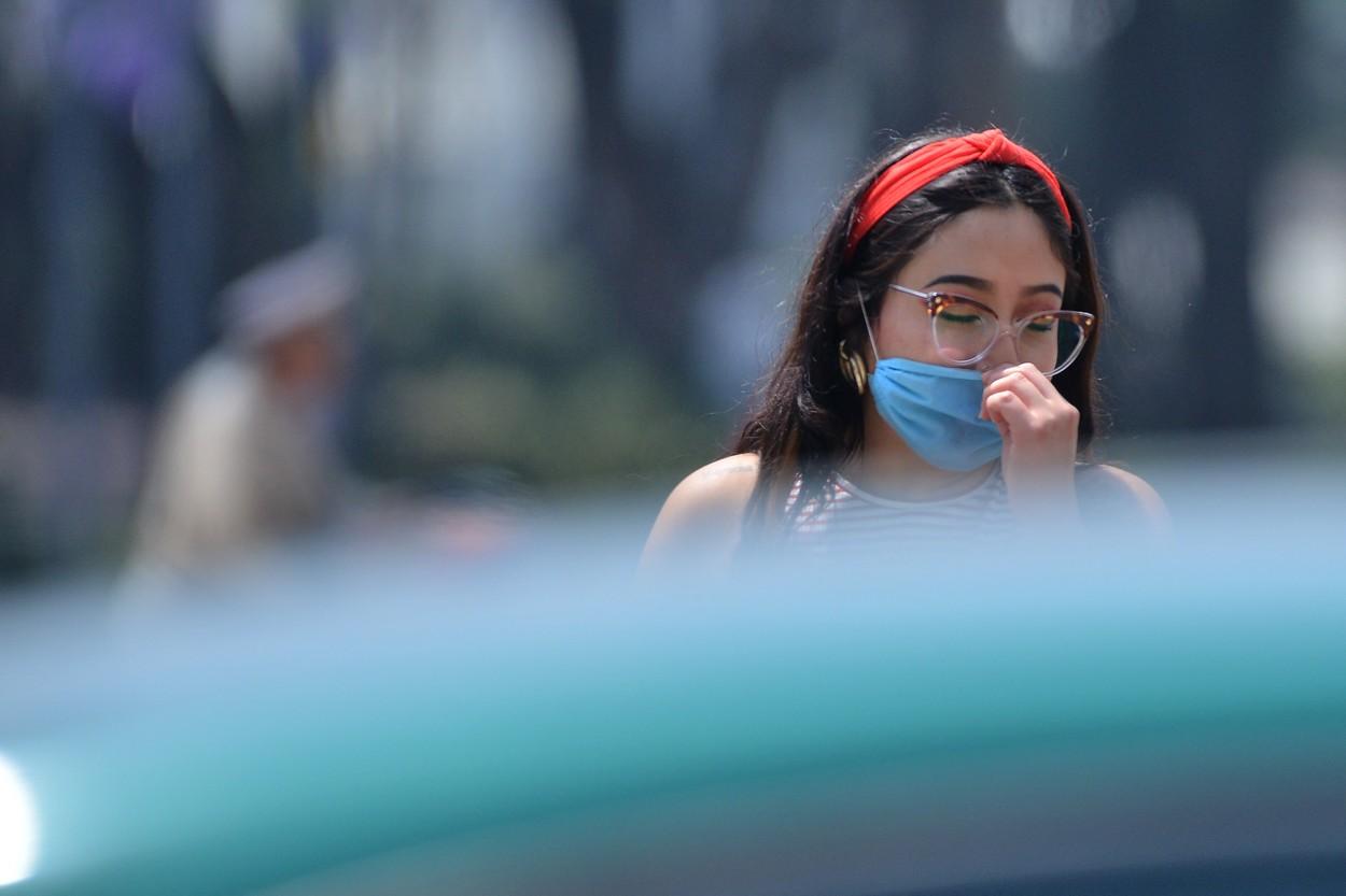 &bdquo;Dacă vrei să nu te infectezi, trebuie să faci asta!&rdquo;. Cea mai &icirc;nspăim&acirc;ntătoare veste despre coronavirus, confirmată de cercetători de top! Pe ce distanță poate călători COVID-19, de fapt, &icirc;n aer