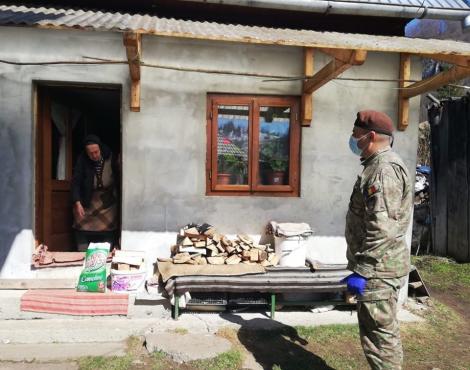 Militarii ajută la distribuirea de alimente şi produse de igienă personală unor familii aflate în dificultate