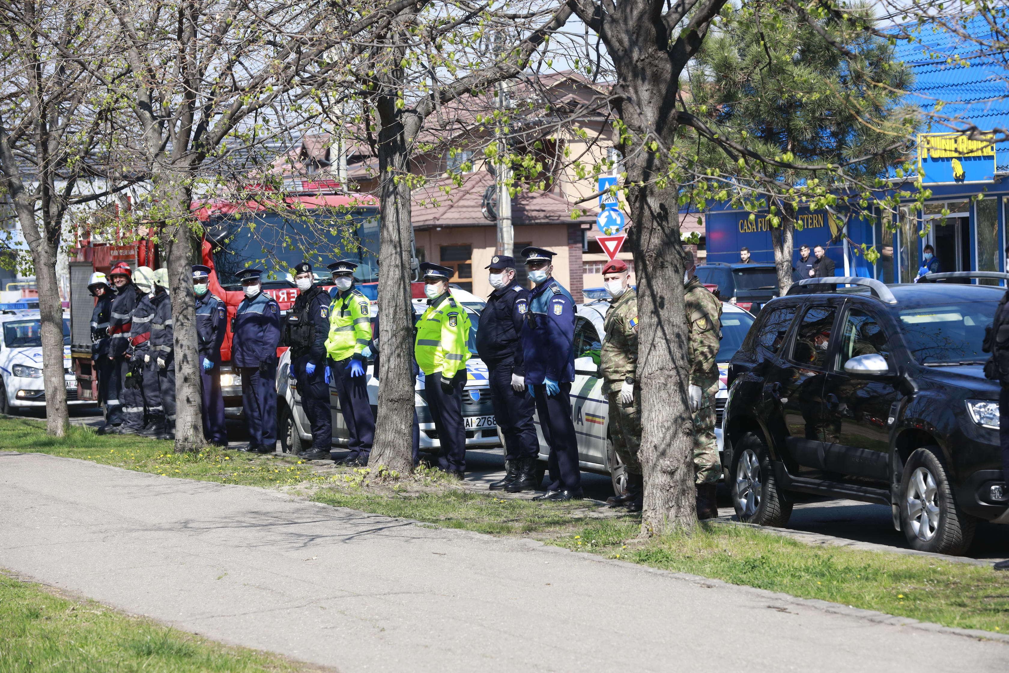 Moment emoționant! Zeci de pompieri, poliţişti şi militari din Buzău și-au arătat susţinerea faţă de cadrele medicale - FOTO