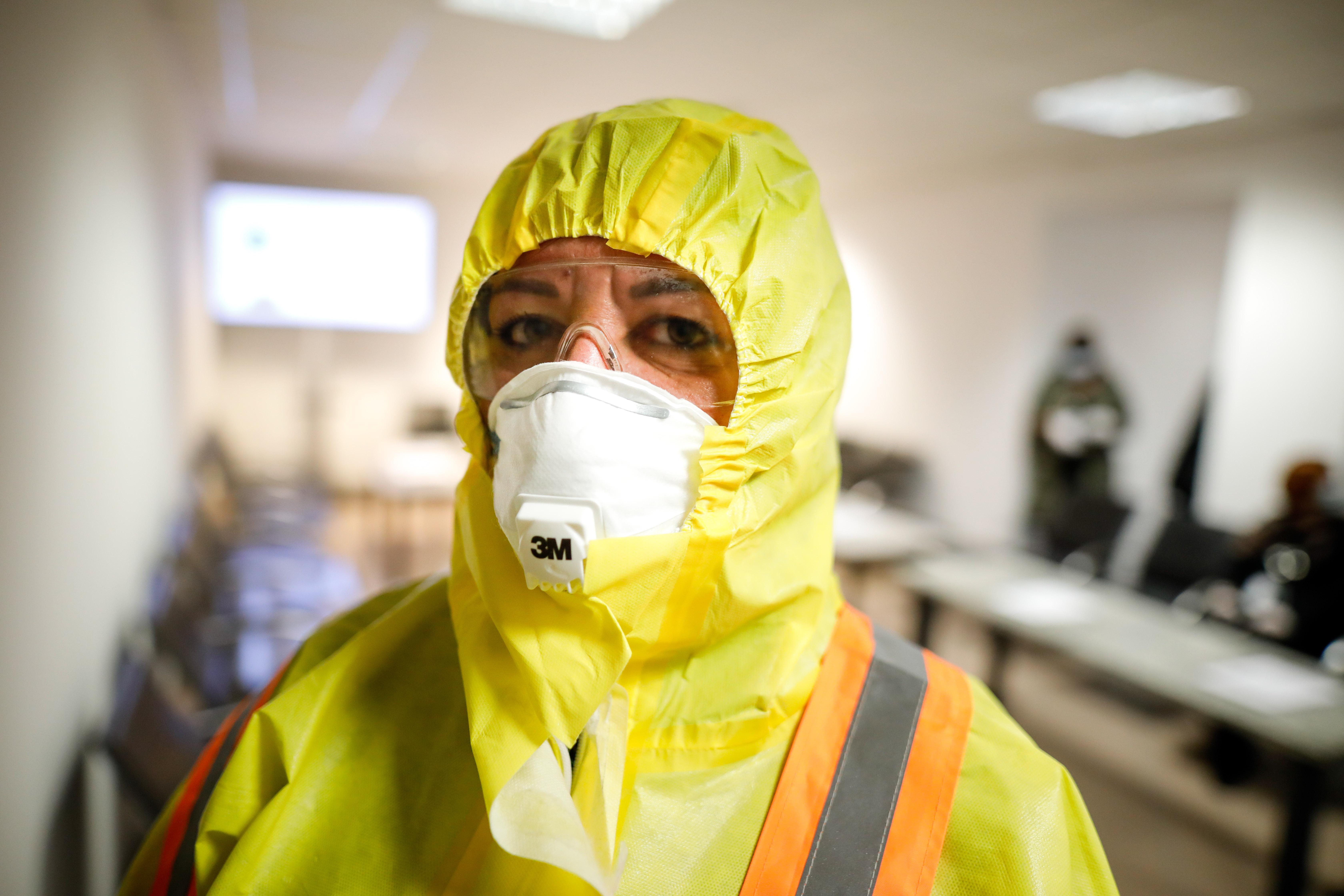 O cursă Tarom a adus din China 200.000 de măşti FFP2 are vor fi distribuite spitalelor, mai ales &icirc;n judeţele cu număr mare de cazuri confirmate - VIDEO