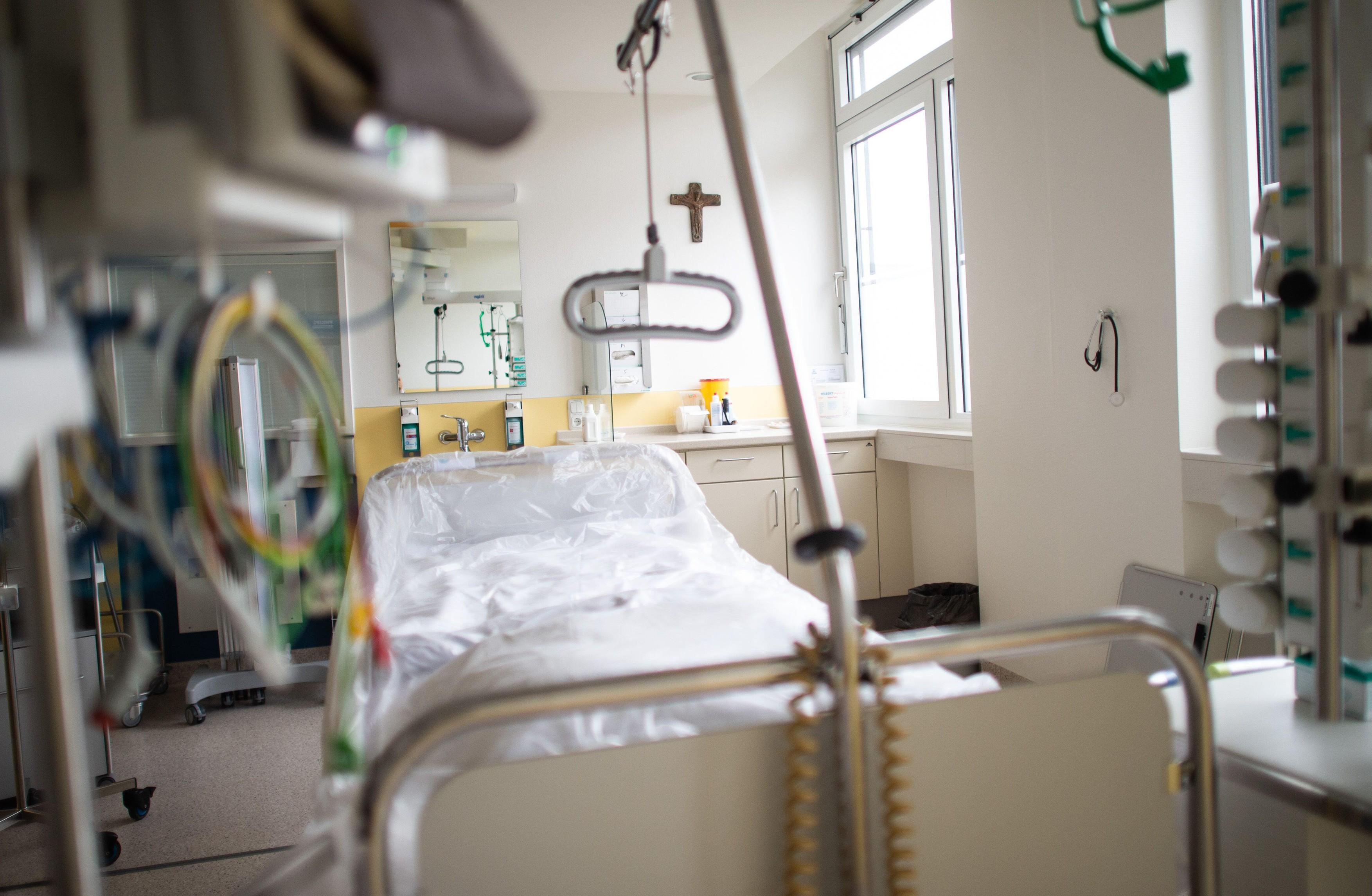 O familie distrusă de coronavirus, &icirc;n Alba. Doi soți au murit, la doar c&acirc;teva zile unul după altul. Fuseseră infectați de fiica lor