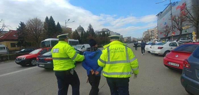 Primul rom&acirc;n arestat pentru că a &icirc;ncălcat ordonanțele militare. Ce a &icirc;ncercat să facă bărbatul: &bdquo;Oamenii nu &icirc;nțeleg c&acirc;t de periculos este&rdquo;