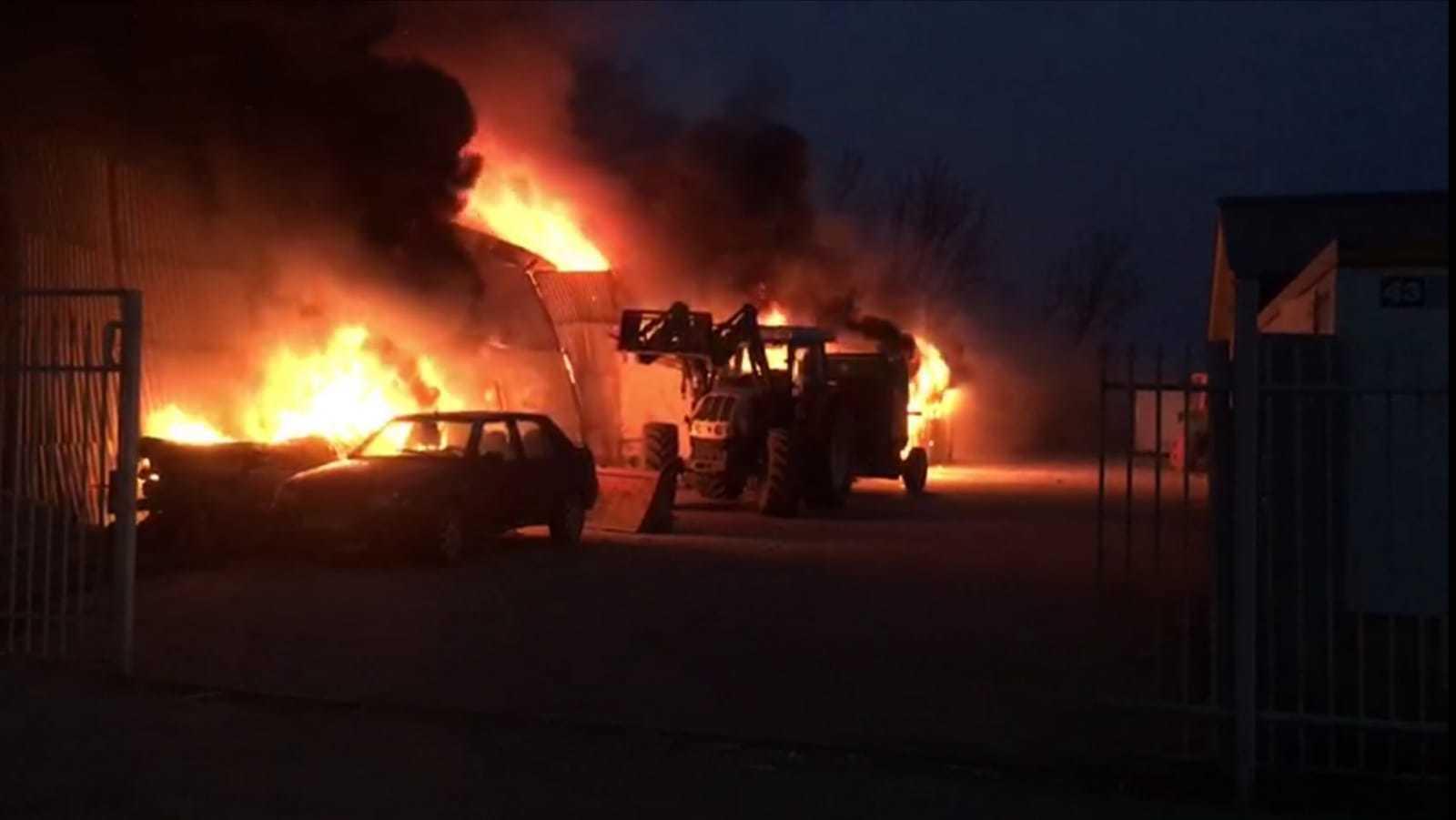 Scene apocaliptice &icirc;n Ialomița! Un om și peste 700 de animale au ars de vii, &icirc;ntr-un incendiu ce a cuprins o fermă. Ce indicii au descoperit pompierii?