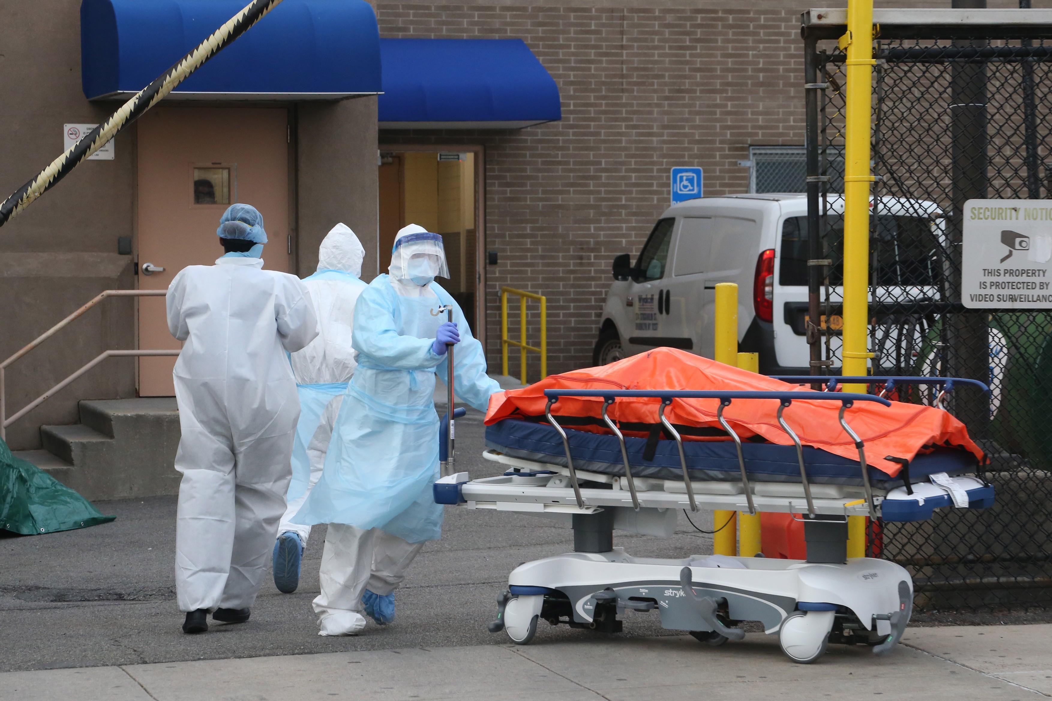 &bdquo;A pus m&acirc;na pe el, a văzut că e rece, că tata e mort&rdquo;. Doi copii și-au văzut tatăl murind. Mama lor nu &icirc;i poate ajuta, e &icirc;n carantină