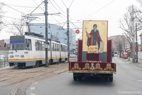Racla cu moaștele Sfântului Dumitru, scoasă pe străzile din București pentru „a ajuta la combaterea epidemiei de coronavirus din România” - VIDEO