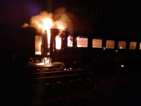 Braşov: O persoană carbonizată, găsită în trenul care circula spre Mediaş, după stingerea incendiului/ Anchetatorii încearcă să o identifice