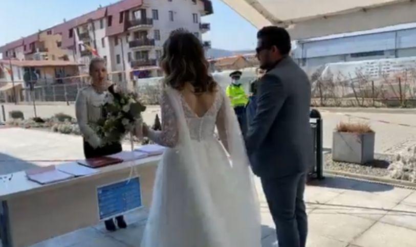 Cum a ajuns să arate o nuntă &icirc;n timpul pandemiei de coronavirus? Doi tineri din Cluj au ales să spună &bdquo;Da&rdquo; chiar și așa